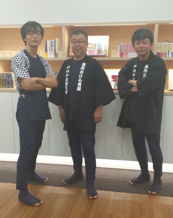 書店巡回の法被(中央が著者)