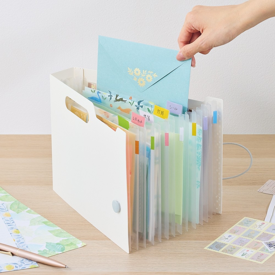 便箋やレターセット、メッセージカード、ギフト包装材など贈り物を収納できます。