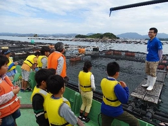 近畿大学水産研究所　小学生向け養殖講座開講　地元発明クラブの小学生たちが養殖現場を体験！