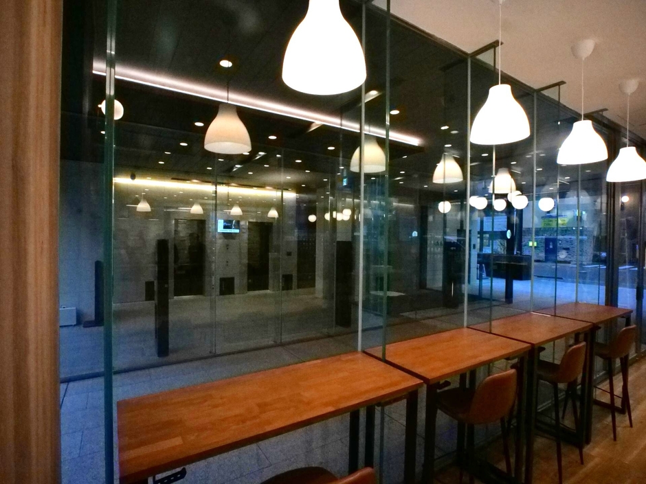 店舗外を見ながらのスペース