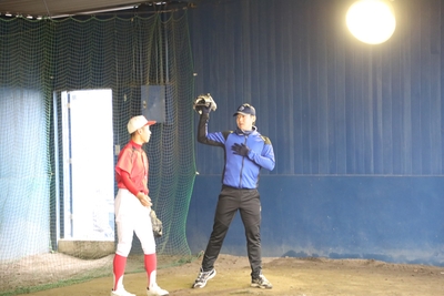 野球教室で指導するTBP選手