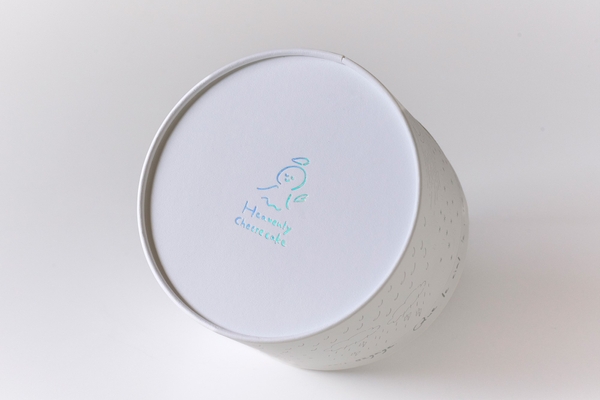 ヘブンリーチーズケーキの世界観を表現したオリジナルケース（ホールサイズ限定）