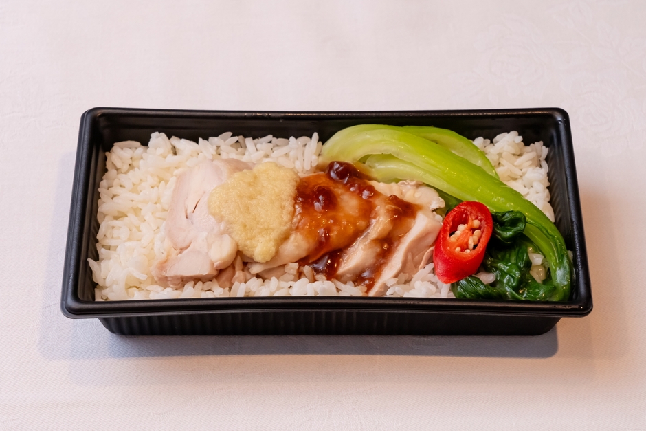 昨年1週間で約200個売れたSATSの「シンガポールチキンライス2種ソース」1,286円は今年も販売