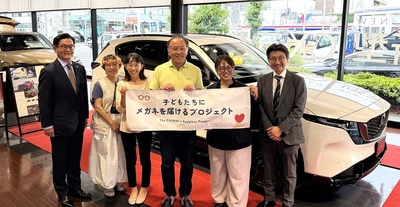 （写真左より）神戸マツダ代表取締役社長 橋本 覚 様、姫路市 市民活動・ボランティアサポートセンター 所長 白井 みゆき様、特定非営利活動法人西脇てとて広場 代表理事 東野 由美子 様、NPO法人スマイルポケット代表理事 中村 伸一郎 様、兵庫こども食堂ネットワーク福代表 久後 恵美子様 、パリミキホールディングス代表取締役会長 多根 幹雄