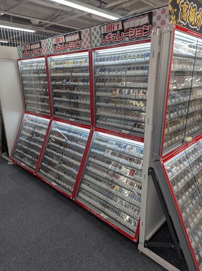 ショーケースでは特価品を販売