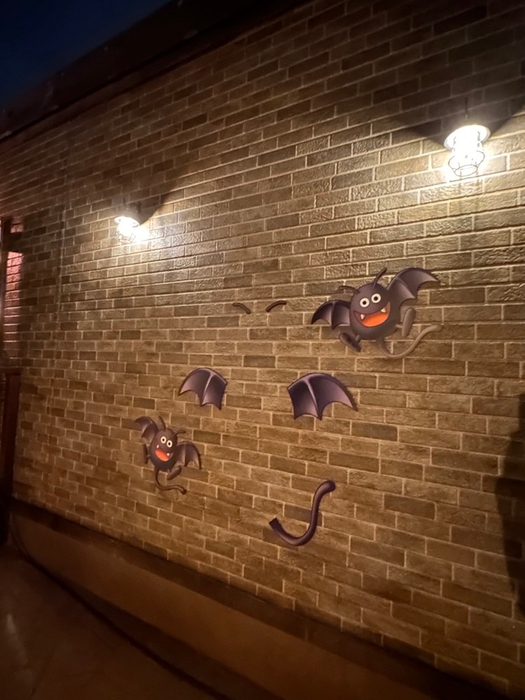 ▲夜にはモンスターがライトアップ!