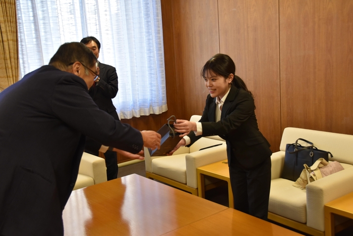 小原学長から記念品を贈呈