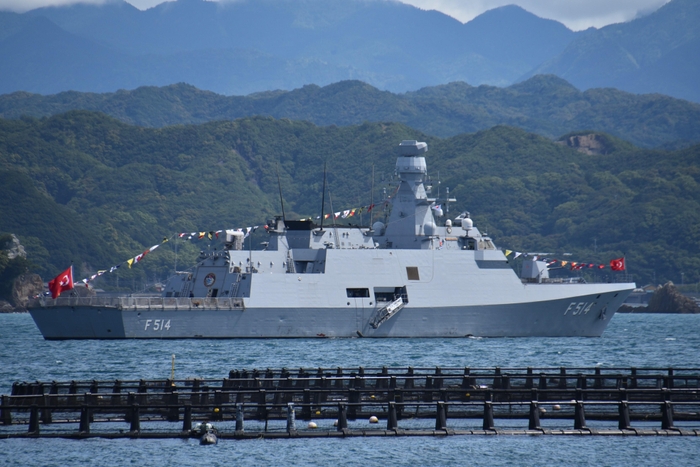 串本港に停泊するトルコ軍艦「クナルアダ」