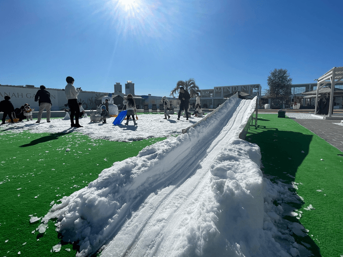 当日は雪の滑り台を設置