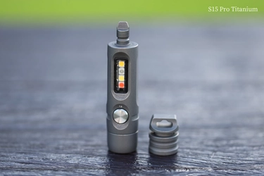 小さく明るいだけじゃない。こじ開け・フタ開けができる ミニプライバーを搭載した超小型チタン製懐中電灯