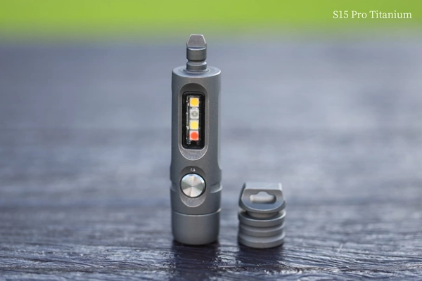 小さく明るいだけじゃない。こじ開け・フタ開けができる ミニプライバーを搭載した超小型チタン製懐中電灯