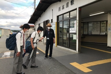 開校当初から本校最寄り駅前で校外通学路指導を行う　大田 澄男さんにJR西日本から感謝状を贈呈