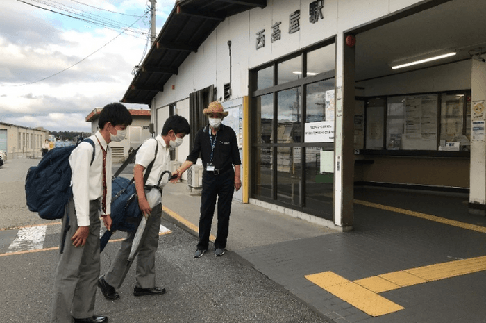 JR西高屋駅前で校外通学路指導を行う大田さん