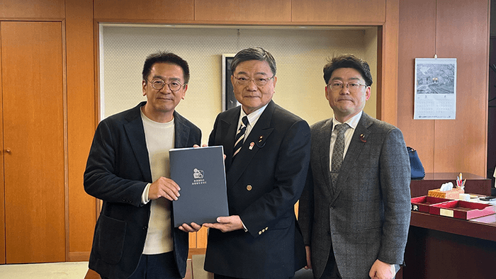 左から 当社代表取締役杉本 古川副大臣 鬼木誠衆議院議員