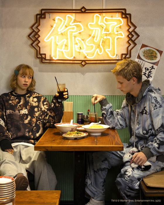 左)GIZMO SWEATS ￥19&#44;800／右) SMOKEY GIZMO HOODIES ￥36&#44;850、SMOKEY GIZMO BOTTOMS ￥36&#44;850(全て税込)