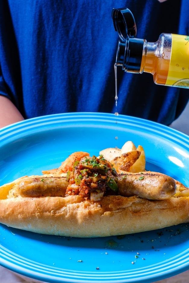 料理にかけている様子