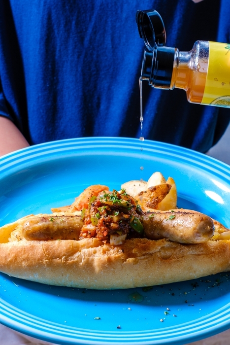 料理にかけている様子