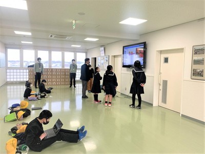 成果発表をする児童