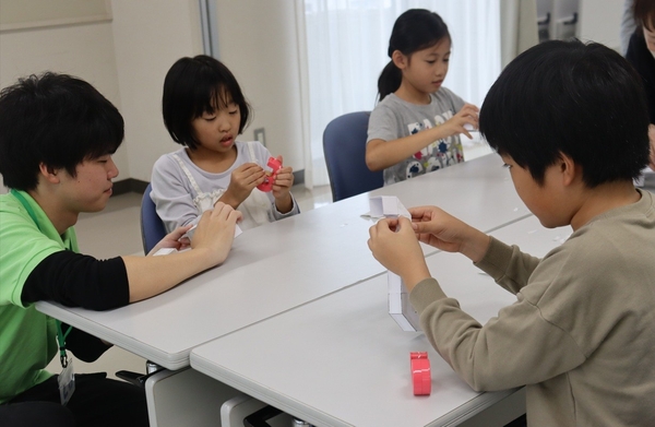 「潜望鏡」作りに挑戦する子どもたち