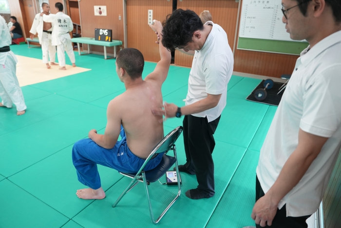 肩の痛みもその場で軽減