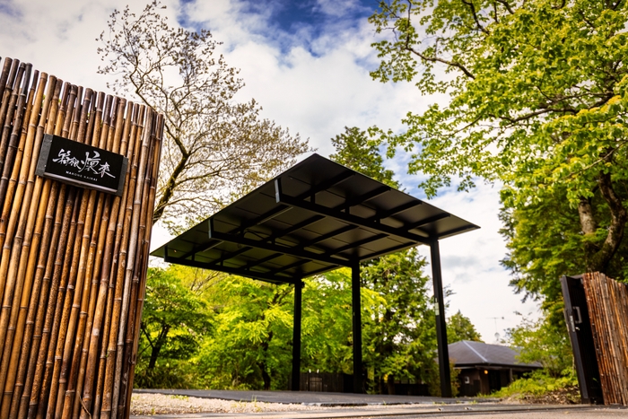 普通車2台が入る整備された屋根付き駐車場