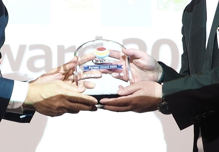 代表取締役社長 加藤より記念品の盾の贈呈