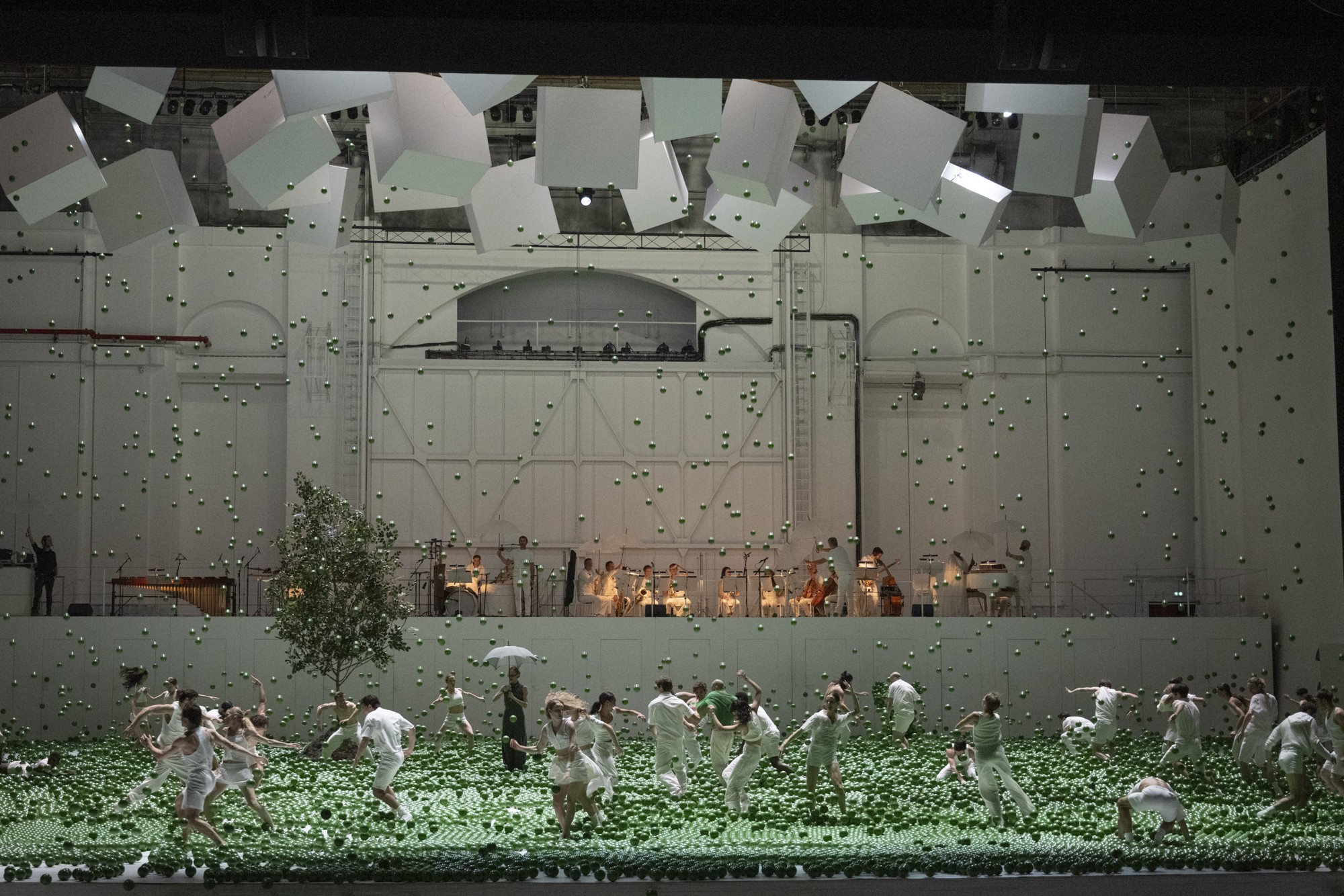 22歳以下200名限定、公開ゲネプロにご招待！「ＰＬＡＹ」アレクサンダー・エクマン／パリ・オペラ座 6万球の緑の雨が降るパリ・オペラ座の話題作「PLAY」が いよいよ７月東京に初上陸！