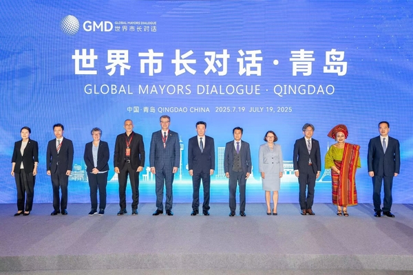 会議に参加した市長と市長代表の写真