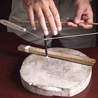 1mmのケシパール一粒づつ、糸穴を手作業であける