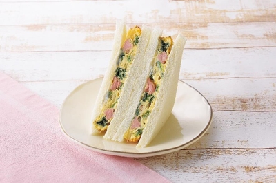 「サーモンパンチ監修 サーモンとほうれん草の玉子焼サンド」(税込350円)