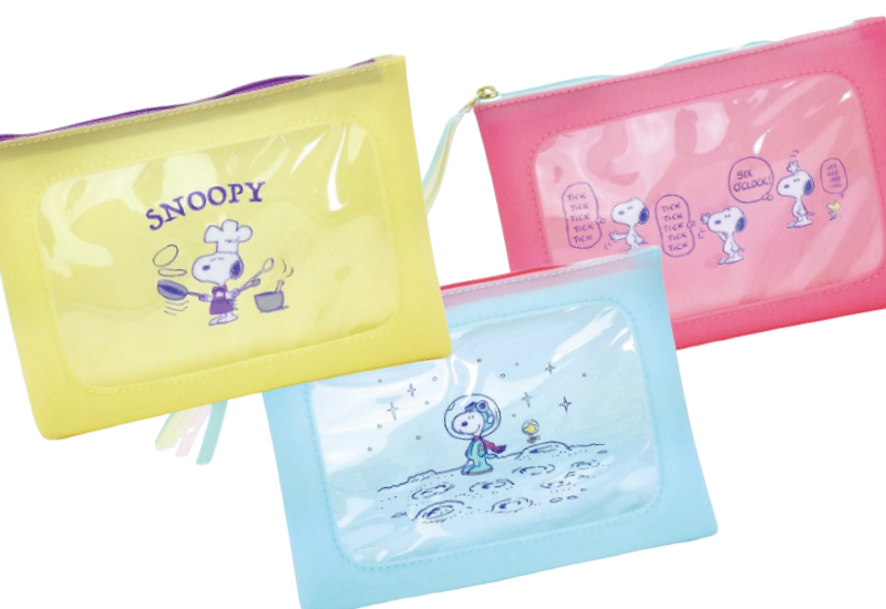 ふにふにつるりでシャーベットカラー。スヌーピーシリコンポーチがクセになる