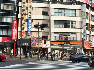 新宿駅南口徒歩1分、ビルに見覚えのある人も多いのではないでしょうか?