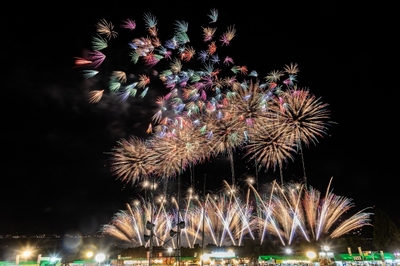 夏の夜空を彩る大輪の花火