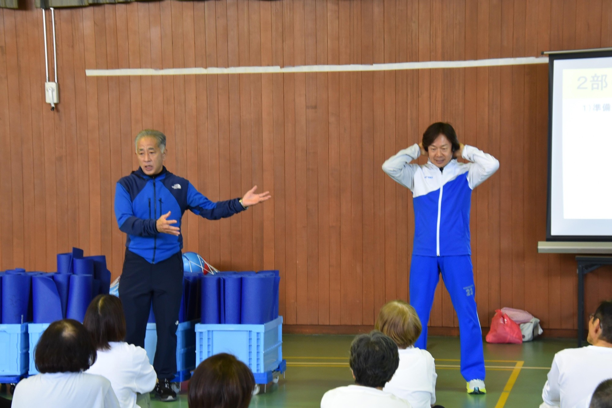 佐藤特任教授を紹介する梅田教授(左)