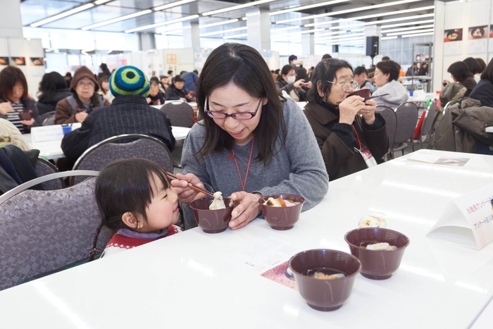 お雑煮イベント試食風景