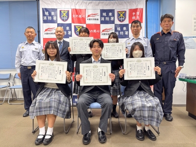 感謝状を受け取った5名の生徒たちと消防署職員、矢嶋哲副校長による記念撮影。城東消防署にて。