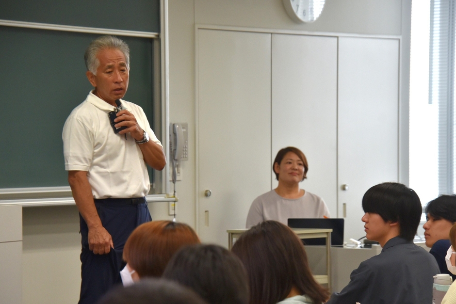 谷本特任教授を紹介する梅田教授
