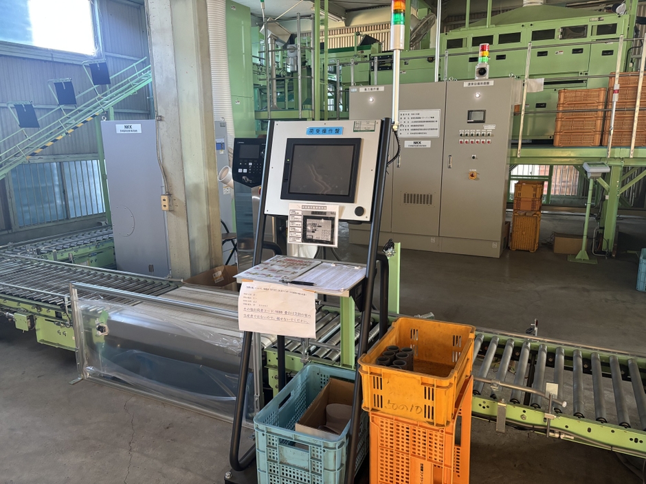 選果場では、欠け・割れなど品質による選別や大きさによる選別が行われます。