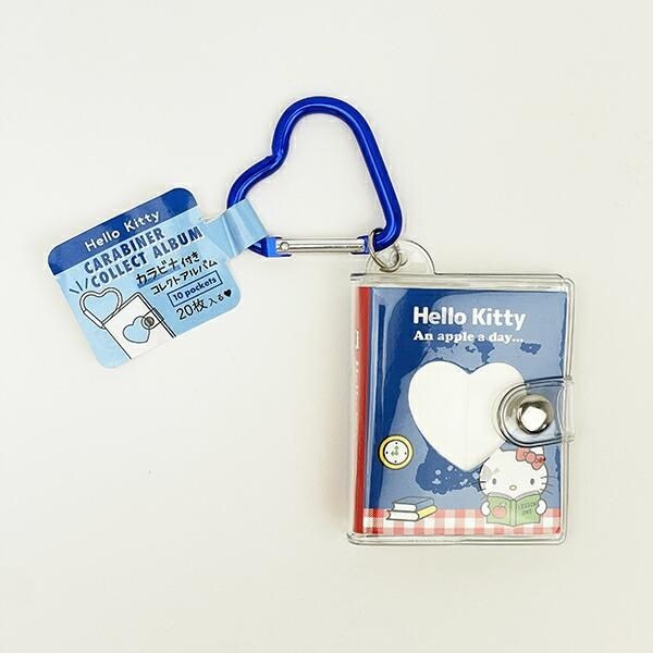 ハローキティ カナビラ付きコレクトアルバムキーホルダー。お気に入りの写真をこれ1つにまとめて持っていられます。ちょっとレトロなデザイン柄でイマドキなかわいさです。