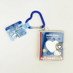 ハローキティ カナビラ付きコレクトアルバムキーホルダー。お気に入りの写真をこれ1つにまとめて持っていられます。ちょっとレトロなデザイン柄でイマドキなかわいさです。