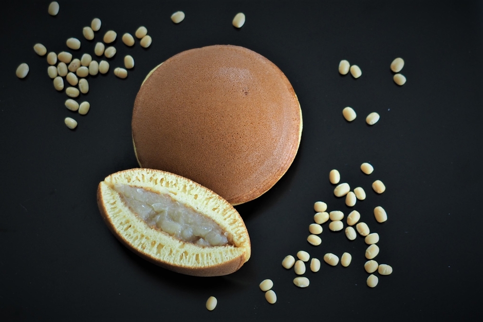 希少な白小豆とどら焼