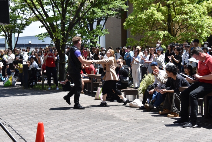 本学の学生も飛び入りで参加