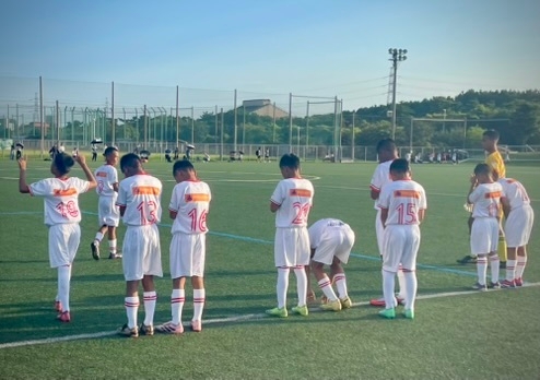 感謝の祈りのあと、試合に臨む