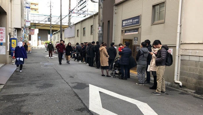 人類みな麺類の行列