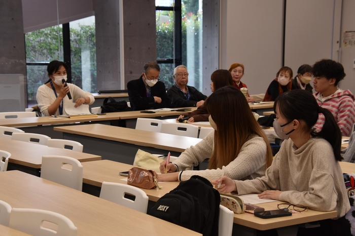 講評する東区の担当者