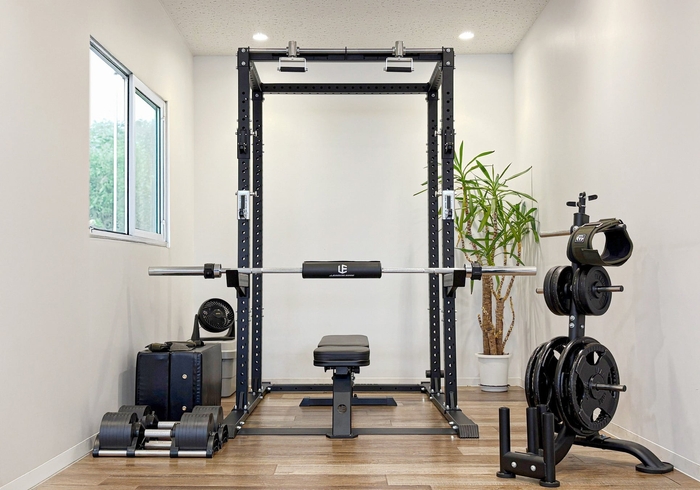 横幅230cmの一室に配置したホームジムイメージ。