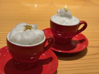 鳥取県産松葉がにのビスク 松葉がにと香味野菜を炒め煮込むことで濃厚な旨味と甘みを引き出します。