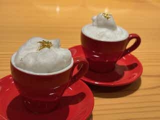 鳥取県産松葉がにのビスク　松葉がにと香味野菜を炒め煮込むことで濃厚な旨味と甘みを引き出します。