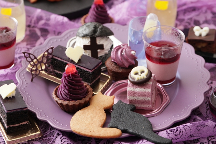 ▲秋の味覚が楽しめるスイーツ 旬の巨峰や栗、生姜を使用し、ハロウィンシーズンに楽しみたいダークなイメージのスイーツを考案。見た目と味のギャップを感じる仕掛けが楽しい。