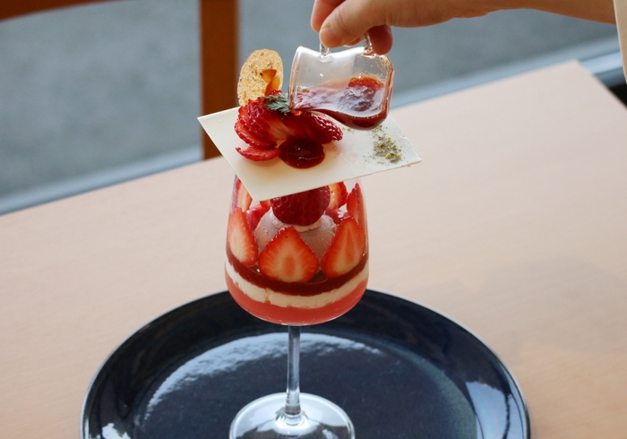 季節のパフェ 越後姫 ~熱々いちごソースをかける~